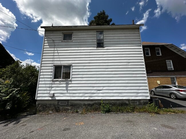 Building Photo - 434R Linden Ave