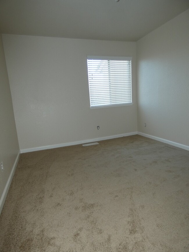 Building Photo - Townhouse Located Near School, Parks, Freeway Access!