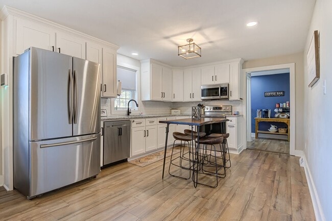 Building Photo - Fully Furnished Modern 3 bedroom Home!