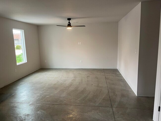 Building Photo - 208 3rd Ave