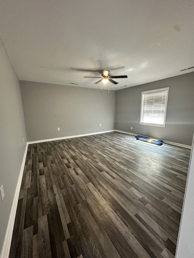 Building Photo - 208 E 17th St