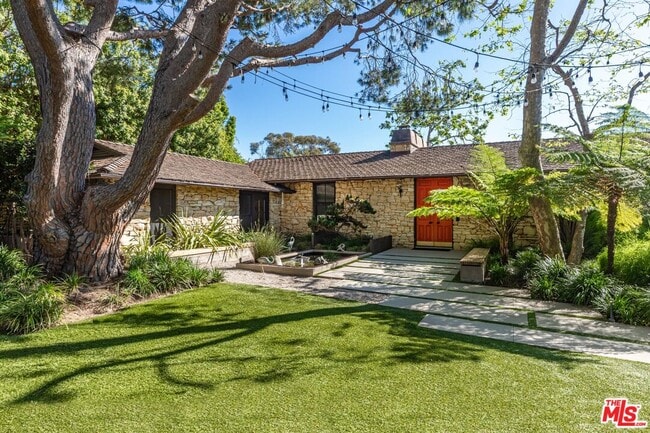 Building Photo - 400 Toyopa Dr