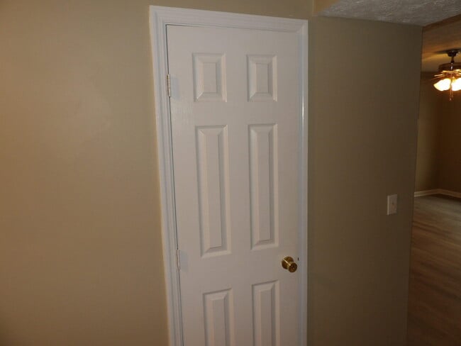 Building Photo - 244 Meadowview Dr