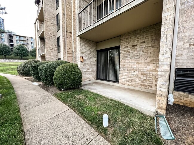 Building Photo - A Gorgeous 1 Bed 1 Bath Unit With Patio In Edsall Bluff - ALL Utilities Included!