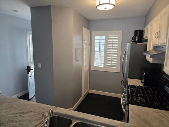 Building Photo - Three bedroom, three bathroom townhouse wi...