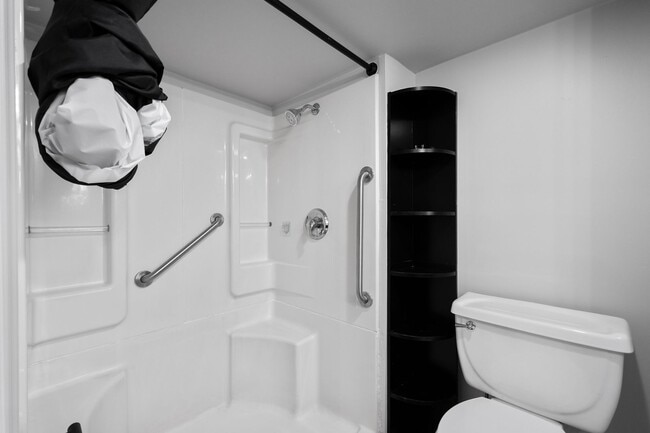 Building Photo - SCORE 50% OFF 1ST MONTH'S RENT IF SIGNED BY FEB 6! Stunning 4 Bedroom home in North Versailles av...