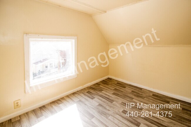 Building Photo - 2142 W 105th St