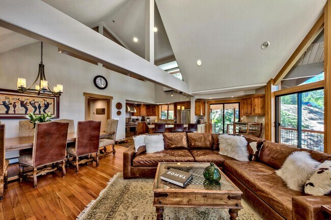Building Photo - Gorgeous Lakeview! Pet Friendly w a Garage & AC!