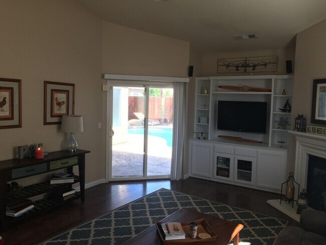 Building Photo - 1566 Persimmon St