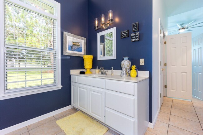 Building Photo - Charming 3 Bedroom , 2 Bath Country Home with Lake Views