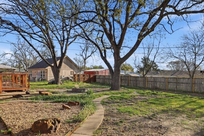 Building Photo - 106 N 9th St