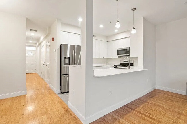 Building Photo - 70 Endicott St