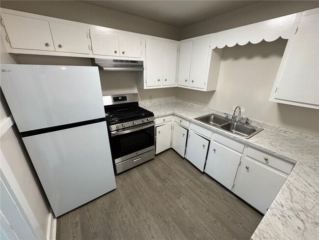 Building Photo - 102 9th Ave