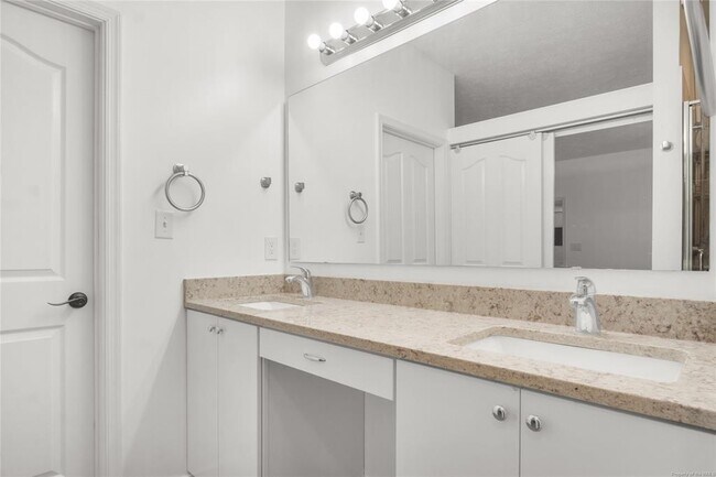 Building Photo - 717 Lantern Pl