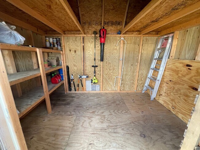 Building Photo - 3 Bed / 2.5 Bath Home with Fenced Backyard, Garage & Extra Storage