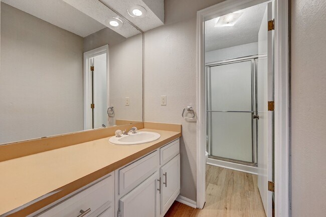 Building Photo - $2,495 2 Bed, 2 Bath Townhome in Aurora wi...