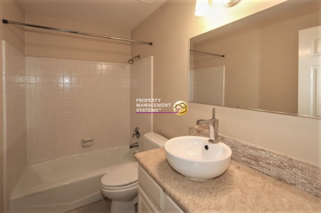 Building Photo - Spacious 4 Bedroom Murray Home