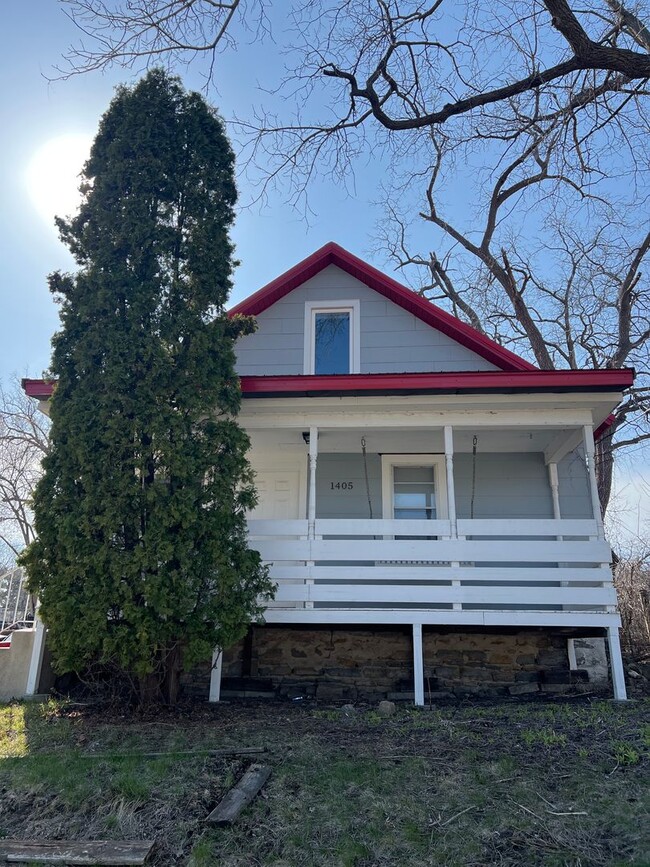 Building Photo - 1405 3rd Ave NW