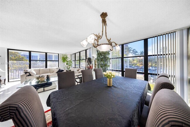 Building Photo - 800 Parkview Dr