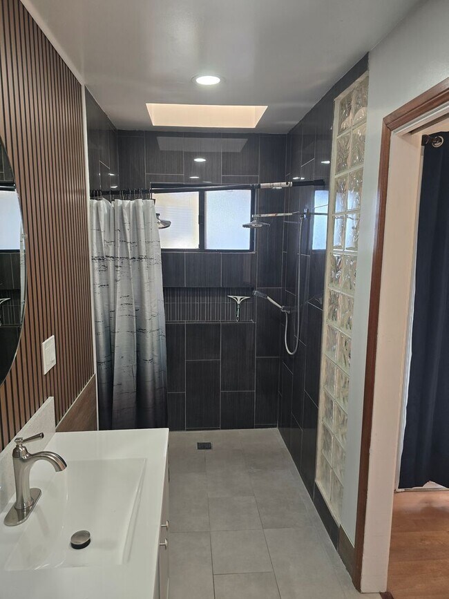 Building Photo - Beautiful Single Family in Garden Grove fo...