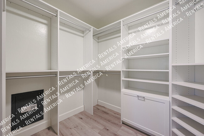 Building Photo - 6806 W Skylark Dr