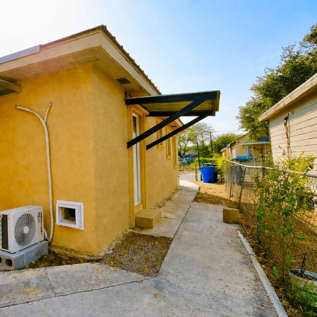 Building Photo - 3309 S G Ln