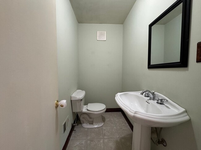Building Photo - Beautiful 3 Bed 2.5 Bath Single Family Hom...