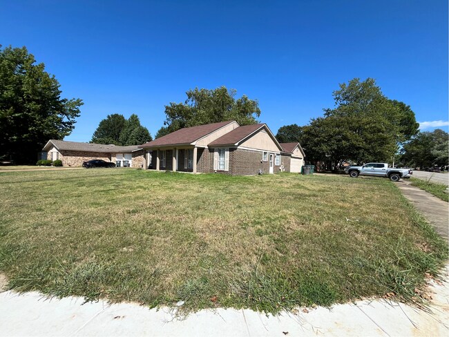 Building Photo - 6959 Tulip Trail Dr