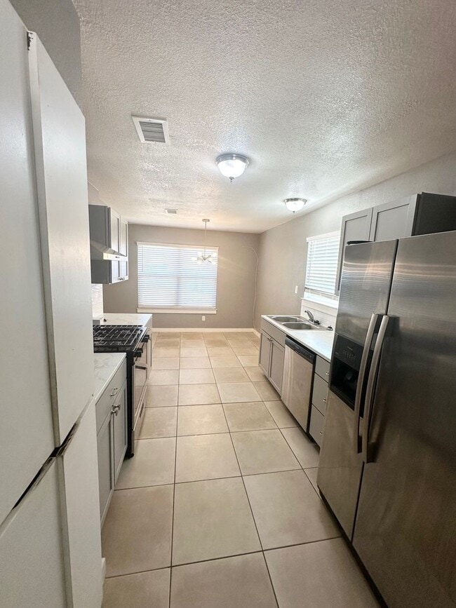 Building Photo - Fully Remodeled 3 Bedroom House For Rent!