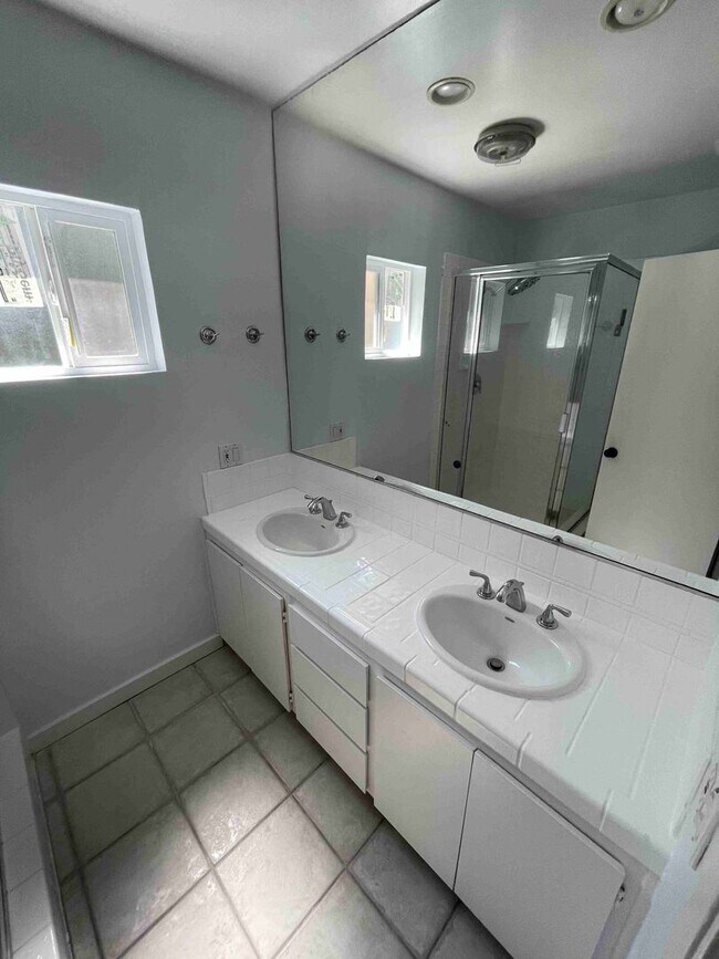 Building Photo - BEAUTIFUL FOUR BEDROOM TWO AND A HALF BATH HOME!