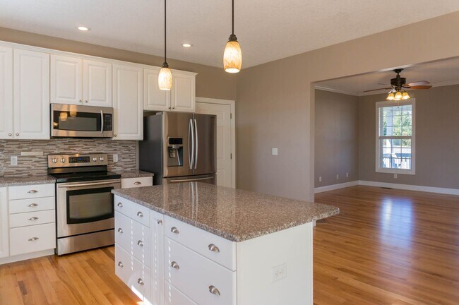 Building Photo - Spacious Home with Stunning Views