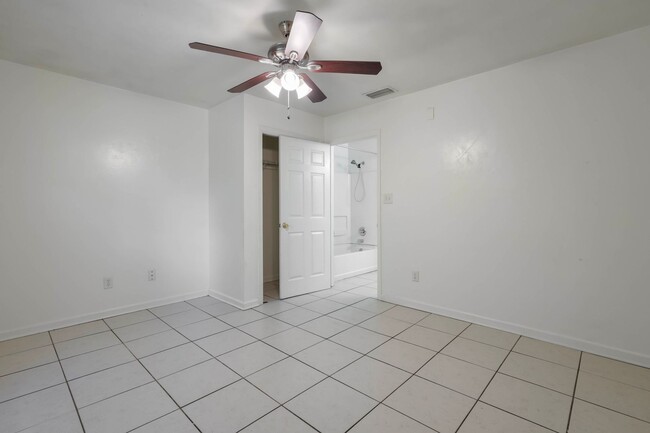 Building Photo - 4 bed 2 bath house, Walk to Stadium!! Available August 2026