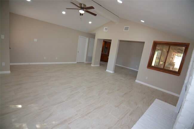 Building Photo - 906 Arrow Lake Dr