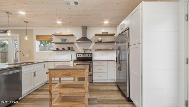 Building Photo - 307 Dolphin Dr