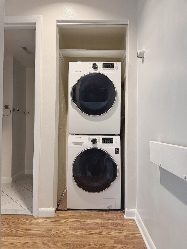 Building Photo - Spacious 2 BED 1.5 BATH Condo rental close to Quincy Center!