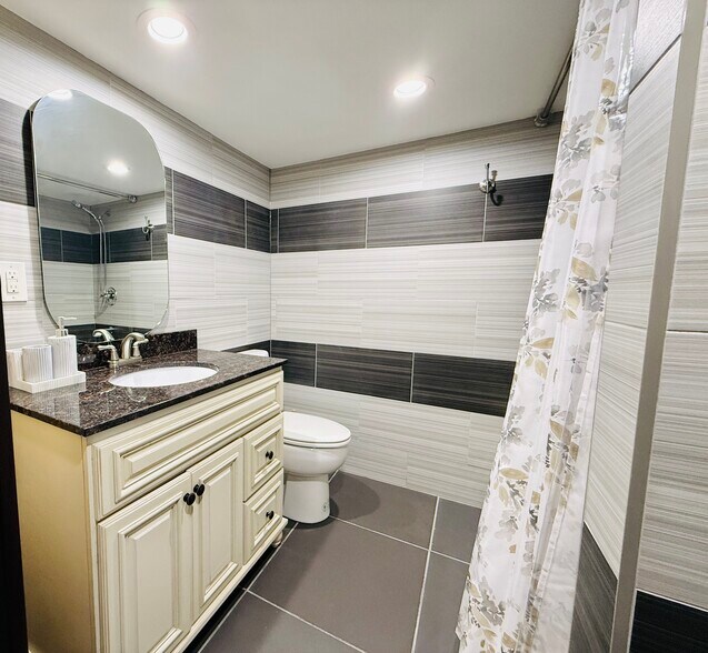 bathroom - 2504 E York St
