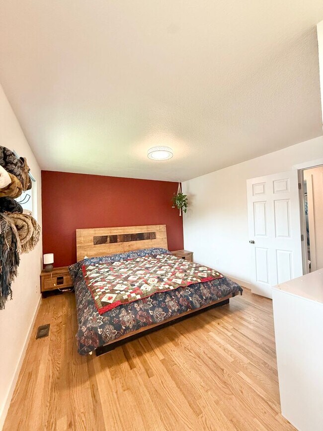 Building Photo - Renovated home on Yosemite for rent!