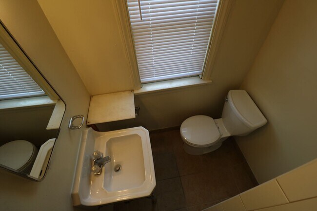 Building Photo - Spacious One bedroom Apartment 4 blocks fr...