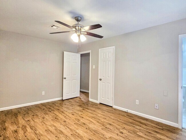 Building Photo - 5922 Densmore Dr