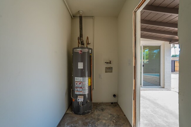 Building Photo - Great home in Tempe with a pool!