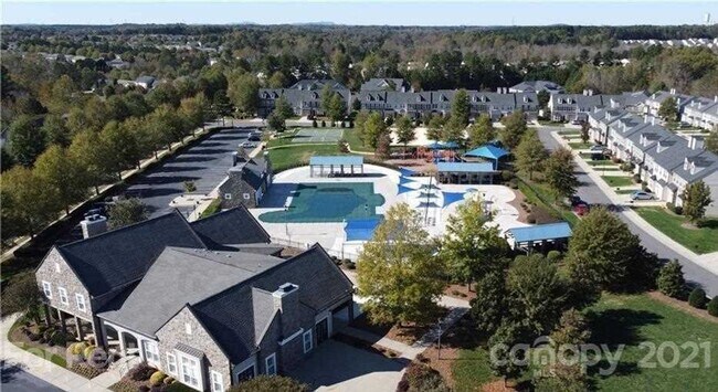 Building Photo - Beautiful spacious Home in Berewick community in Steel Creek Fence in Yard