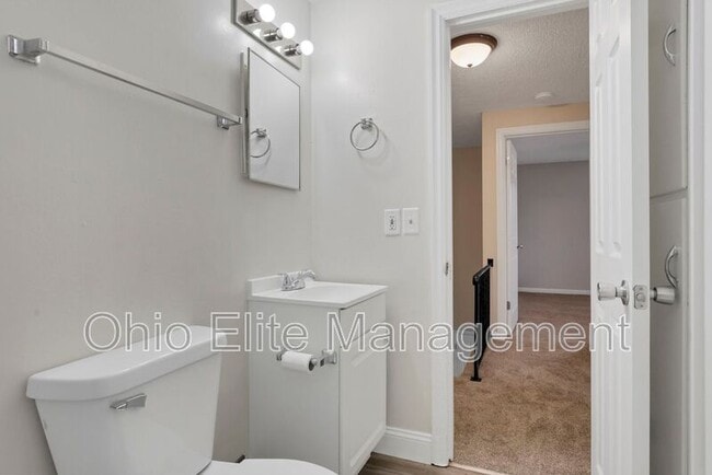 Building Photo - 898 Racine Ave