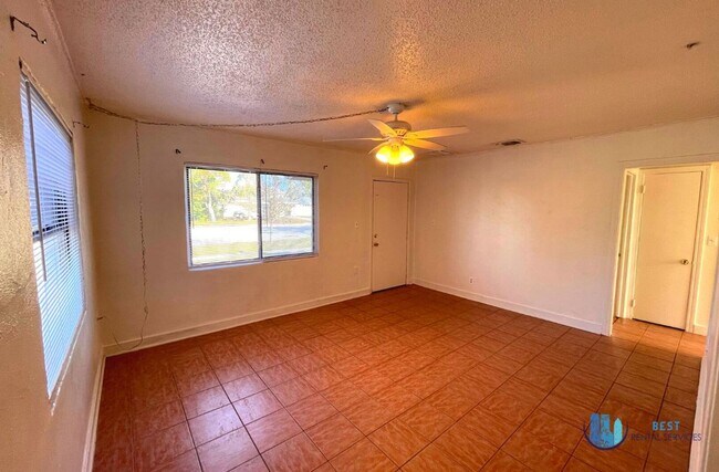 Building Photo - 3-bedroom, 1-bathroom house located in the...