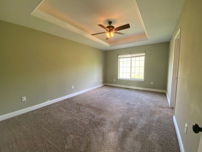 Building Photo - 3 bedroom, 3 bathroom home located in Brus...