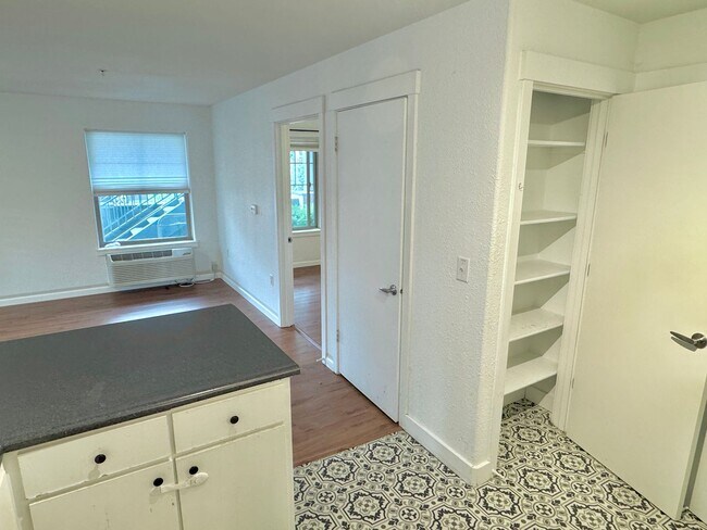 Building Photo - Gateway Ground Floor Corner Unit Condo with Laminate H/W's, A/C, Assigned Parking, Laundry In-Unit