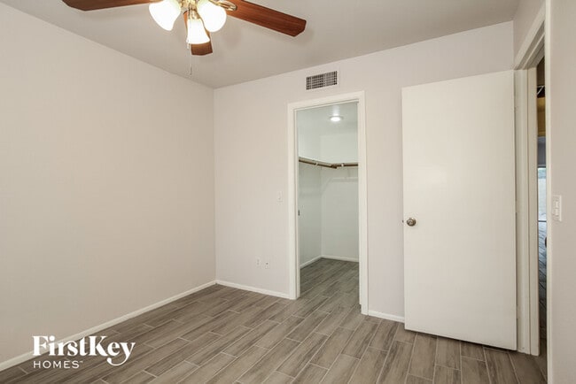 Building Photo - 4605 E Grovers Ave