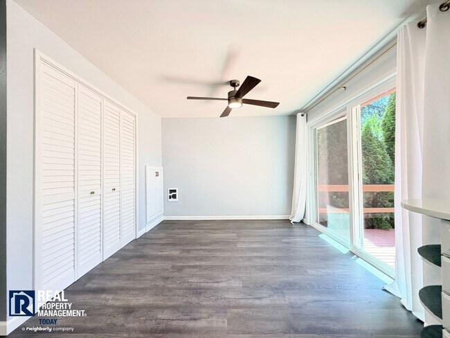 Building Photo - Freshly Updated Gig Harbor Townhome Near the Waterfront!