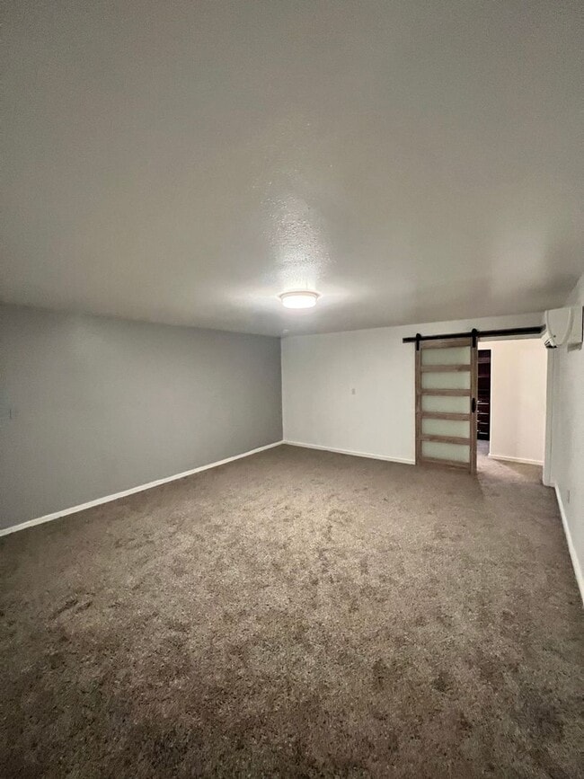 Building Photo - Beautiful Large Modern Shome located betwe...