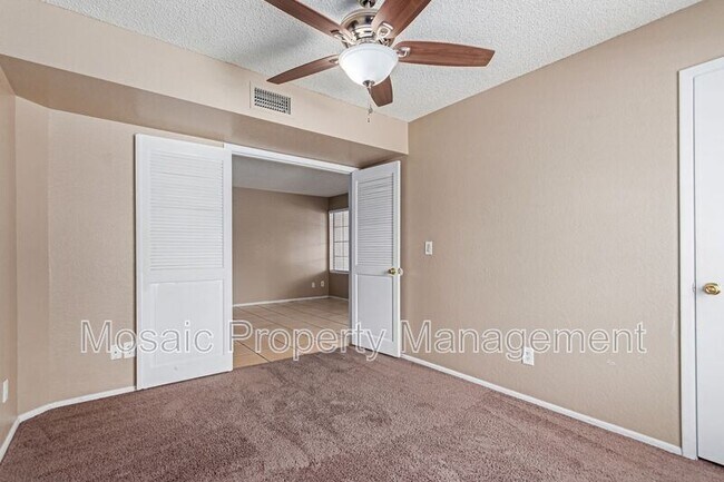 Building Photo - 700 E Mesquite Cir