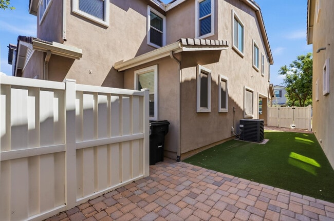 Building Photo - 2263 S Henry Ln